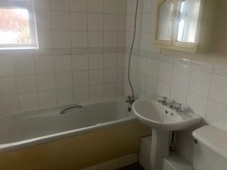 bathroom at 4 Newlands.jpg