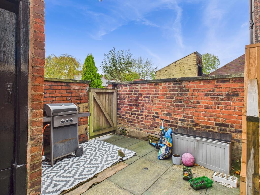 CAM03729G0-PR0165-STILL031