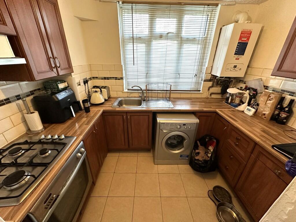 FITTED KITCHEN