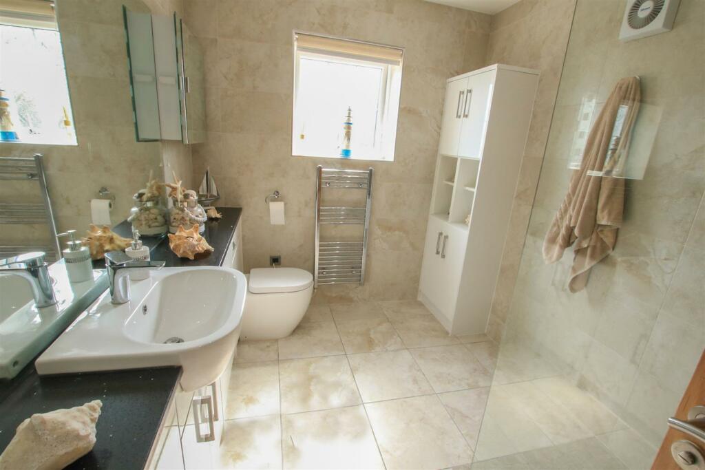 GROUND FLOOR SHOWER ROOM