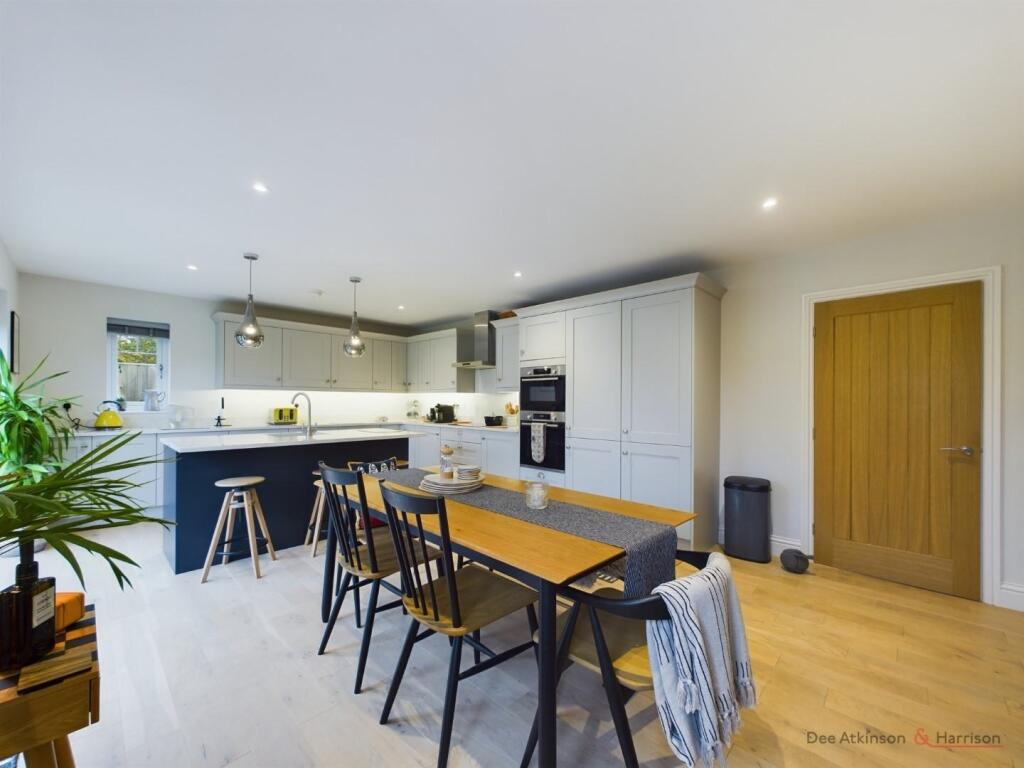 Kitchen/Dining Area