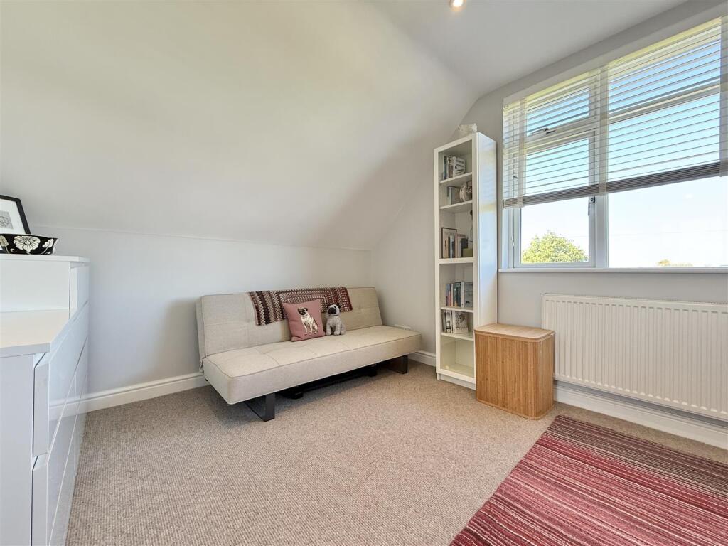 Bed 2 Dressing Area.JPG