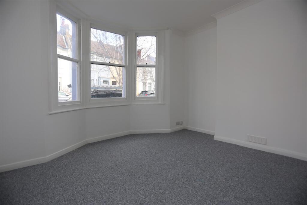 2, 29 Wareleigh Road Living Room (5).JPG