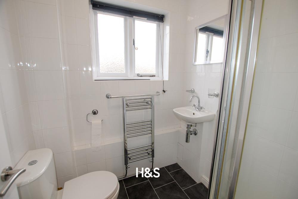 30 stonebow - bath2.jpg