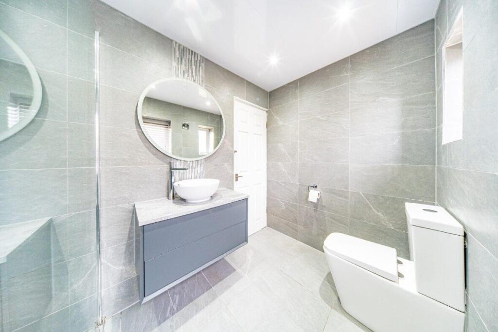 22 Coniston Ave shower room 2.jpg