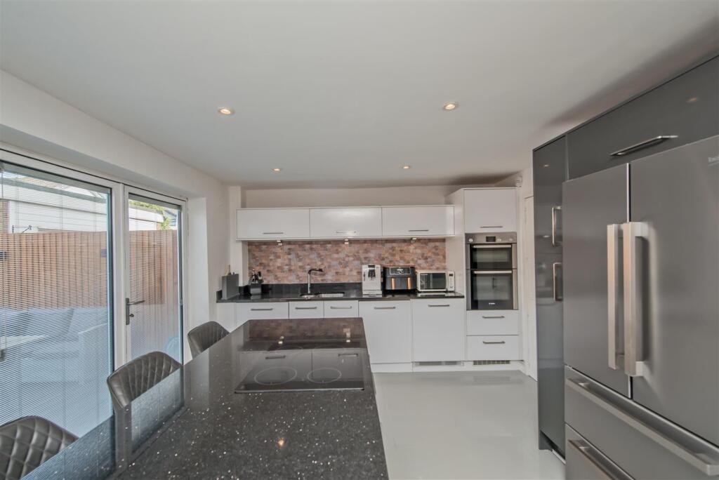 Fitted Dining / Breakfast Kitchen: