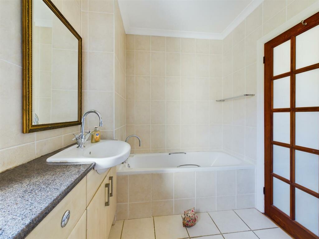 Bathroom bath.
