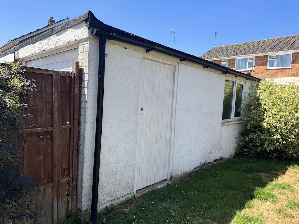 20 - Garage.jpg