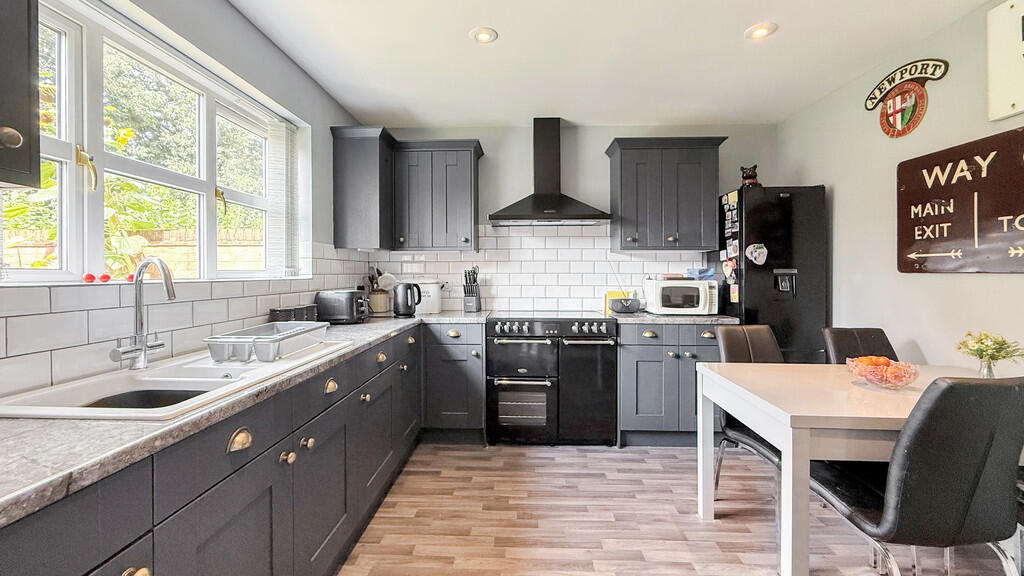 Kitchen/breakfast...