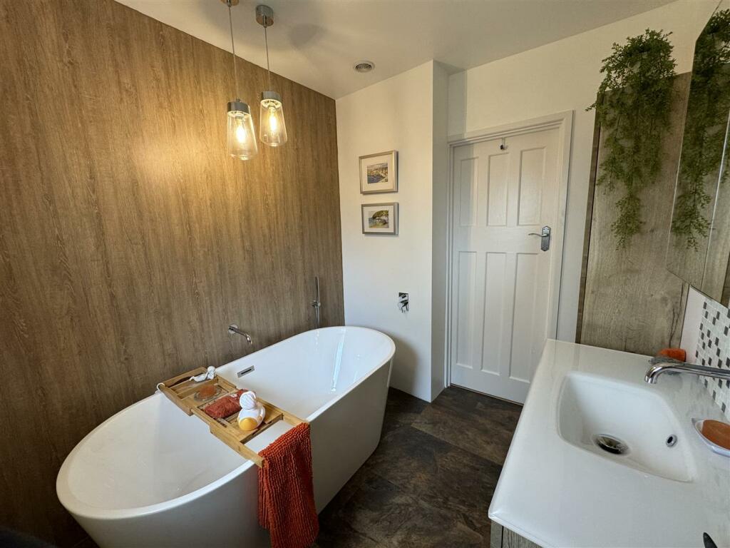 FMILY BATHROOM