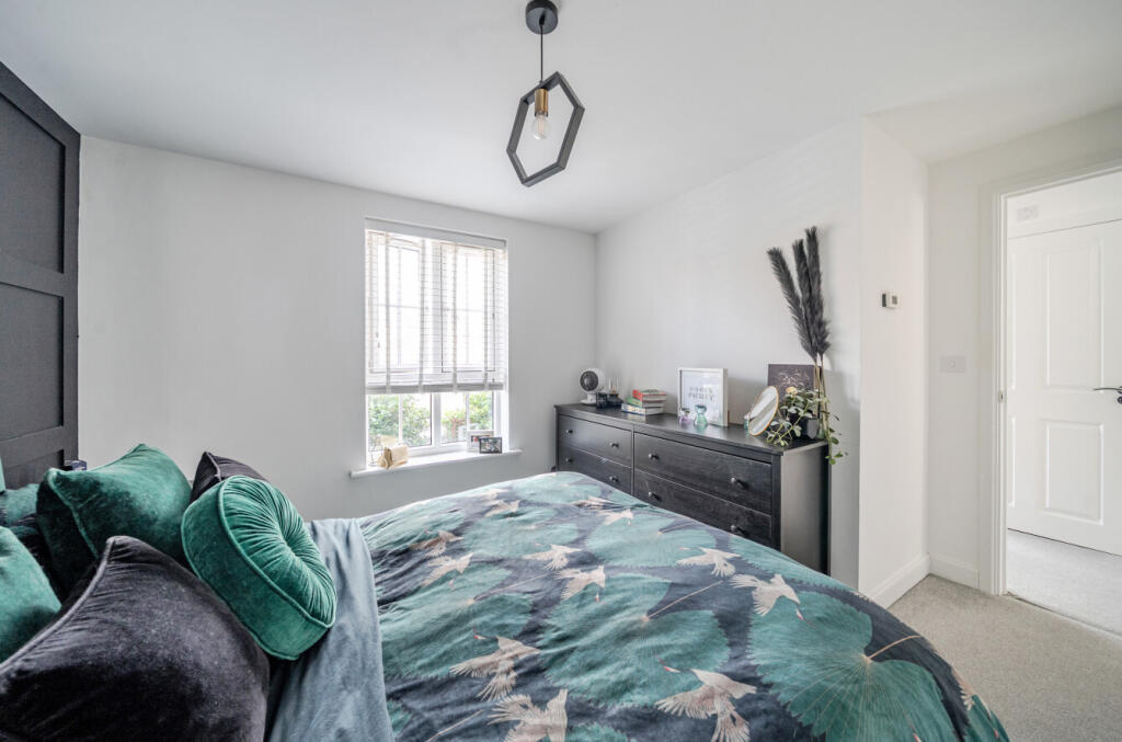 1345599-3-68b070b...