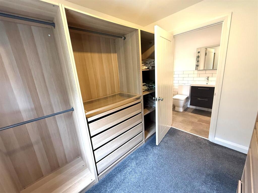 walk in wardrobe.jpg