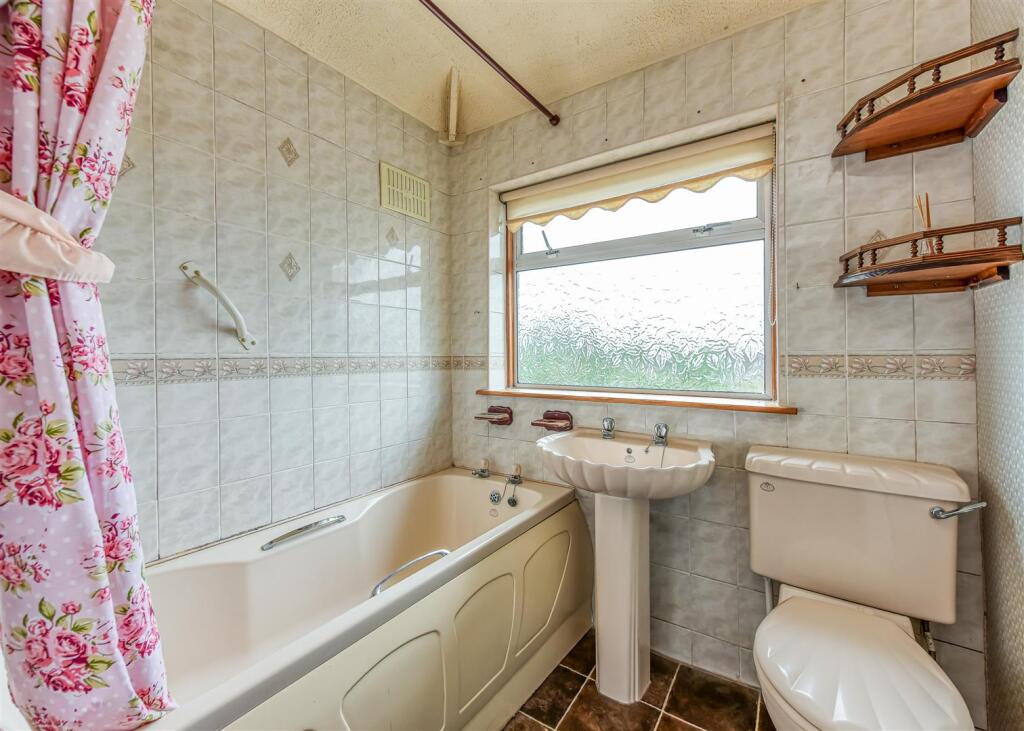 77 Wombourne Park-Bathroom.jpg