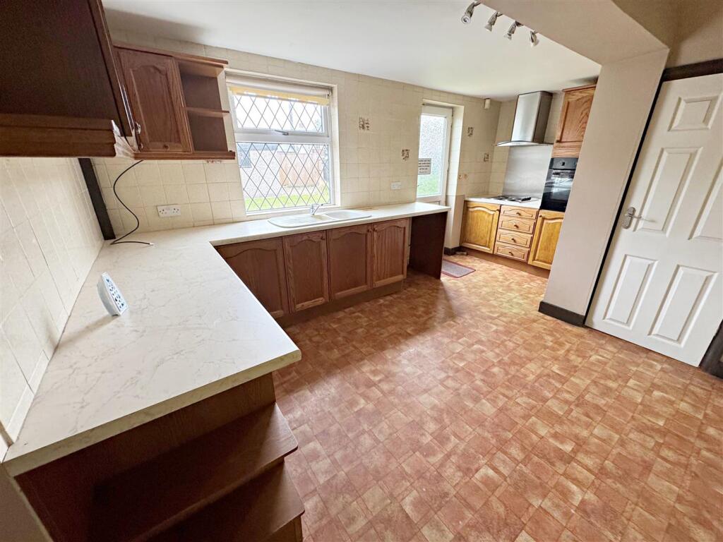 KITCHEN/BREAKFAST ROOM