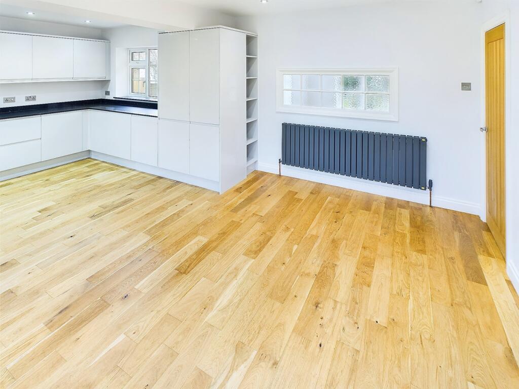 CAM04233G0-PR0013-STILL024