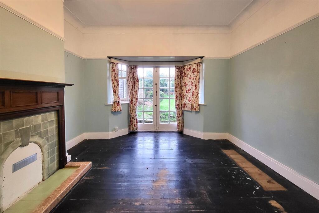 REAR RECEPTION ROOM: PIC2