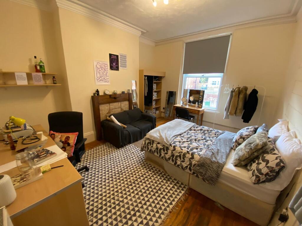 Bright, well-furnished double bedroom with two ...