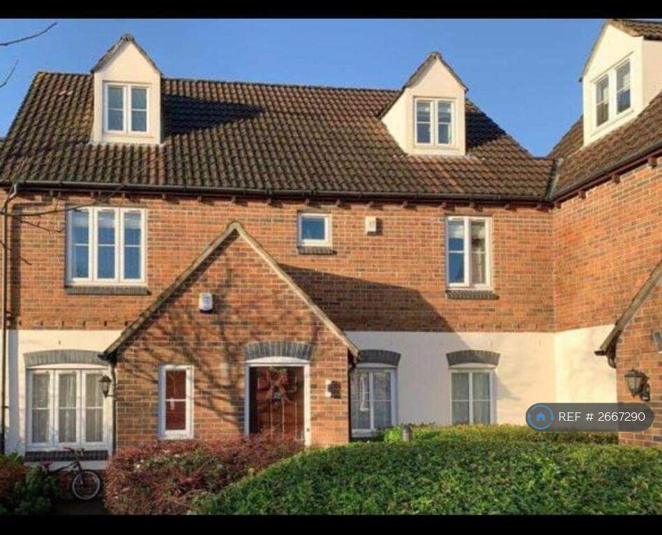 Entrance &amp; Communal Gardens