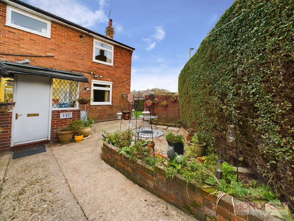 OUITSIDE TO THE REAR