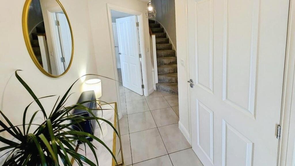 4 Derham Crescent hall b.jpg