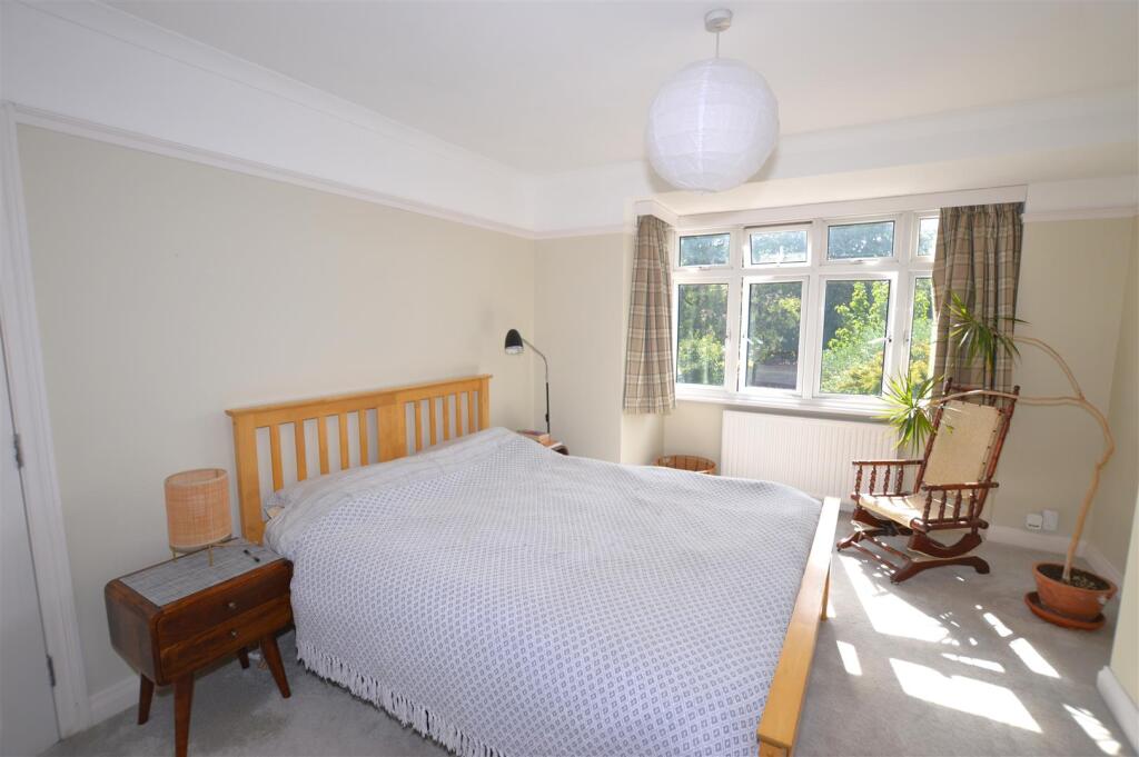 62 Ryecroft Avenue bed 2.JPG