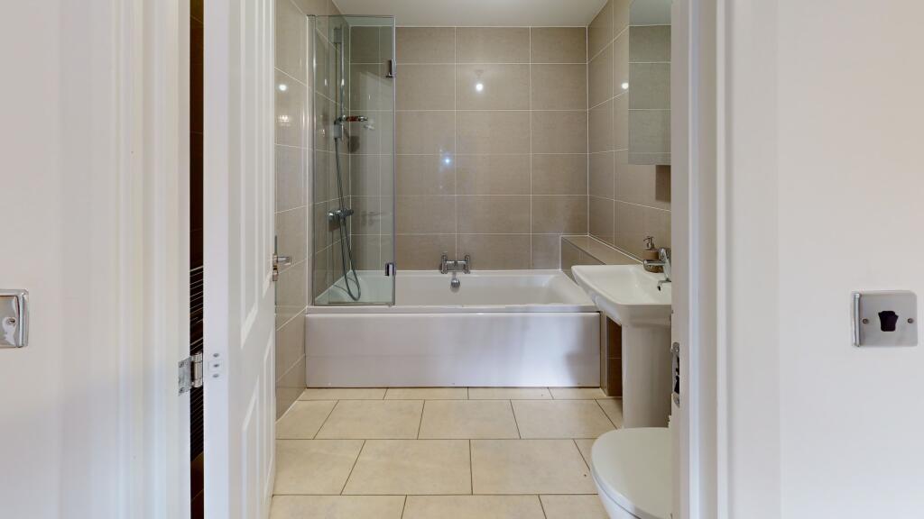 2-Evans-Court-bathroom
