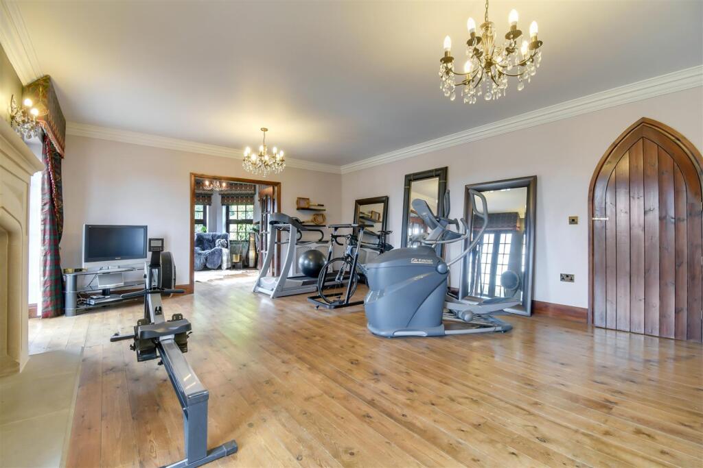 Living room/gym