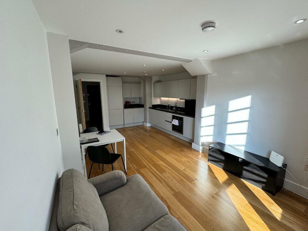 Living room - pic 3