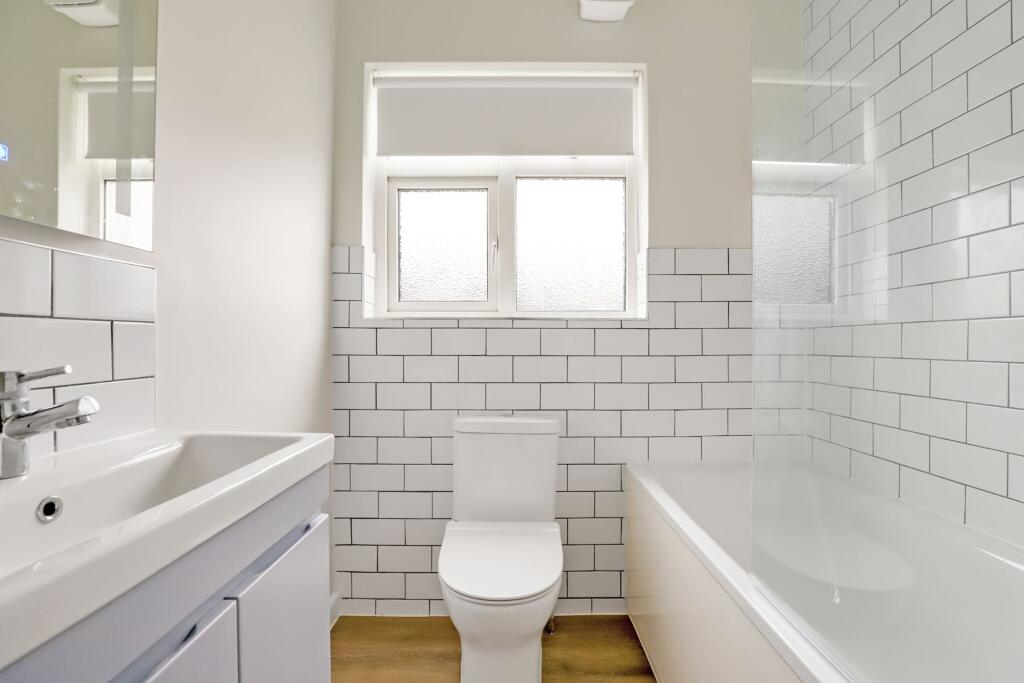 10.BATHROOM.jpg