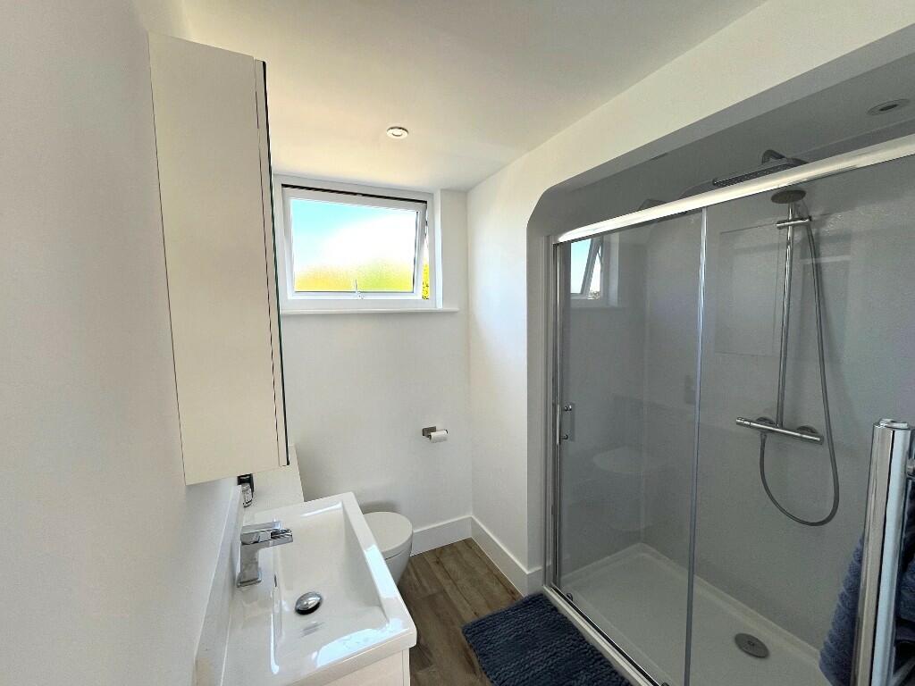 En-suite (bed 2)