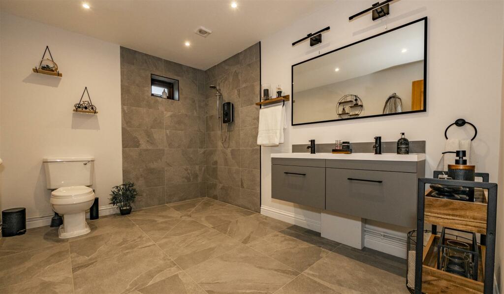 MASTER BEDROOM ENSUITE