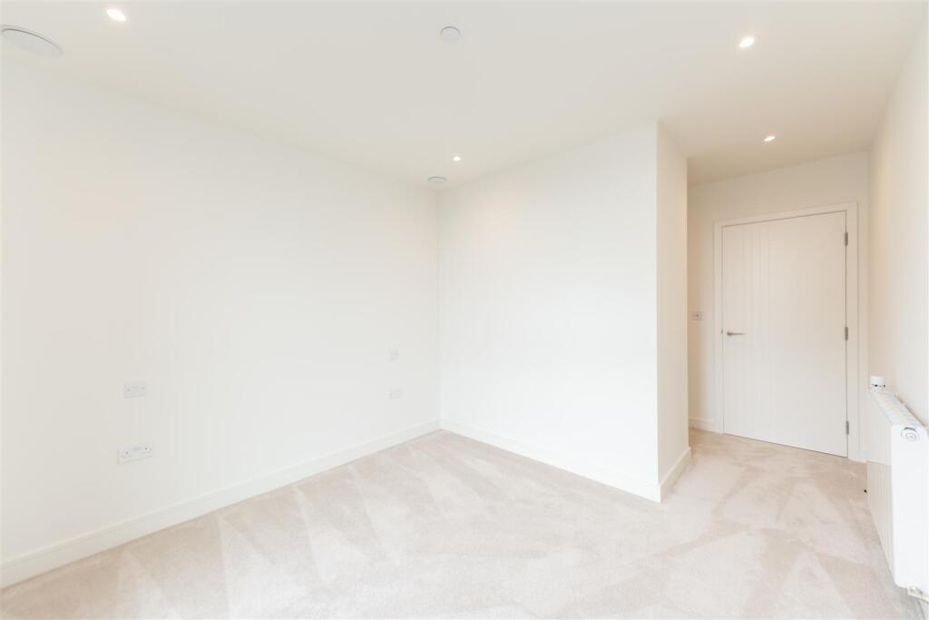 Master Bedroom    .jpg