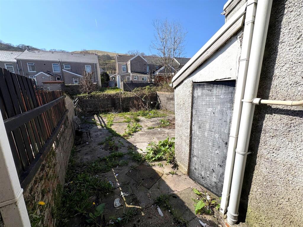 Rear Garden b.jpg