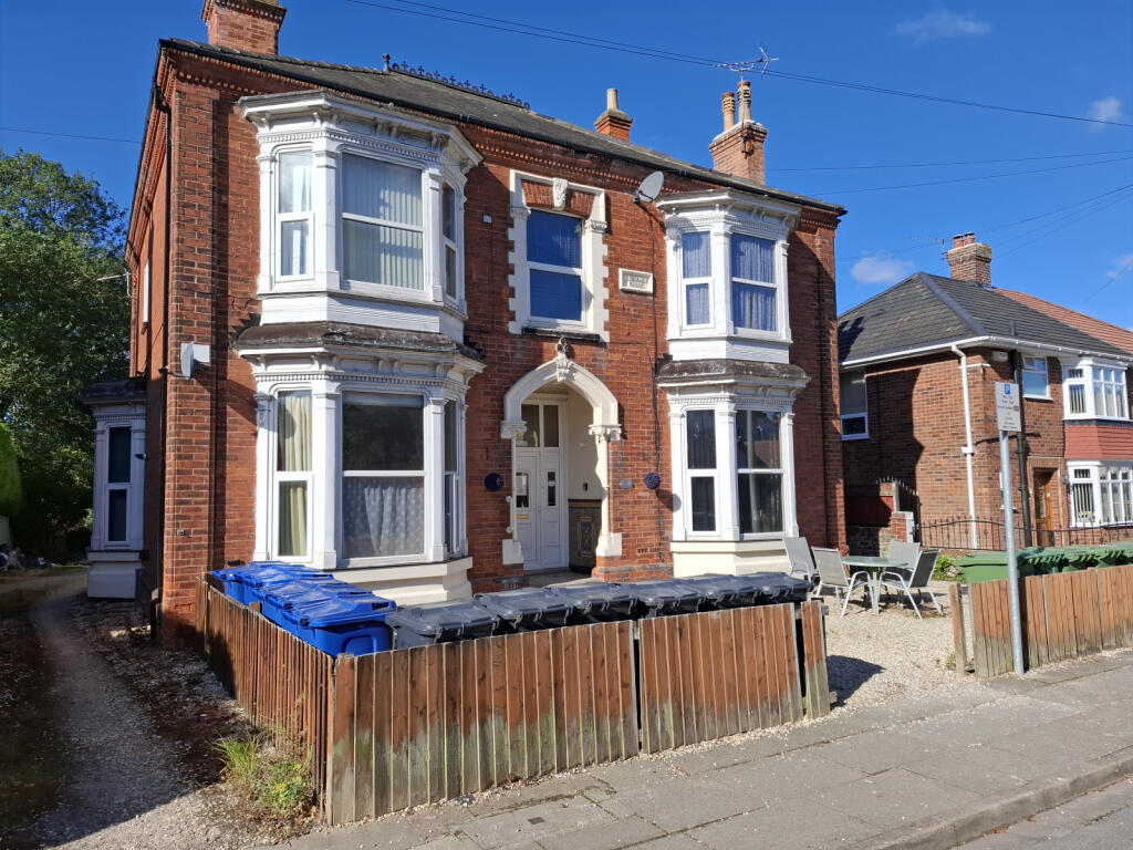 Flat 2, 7 Abbey Drive West