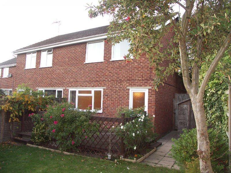 Semi-detached house for rent