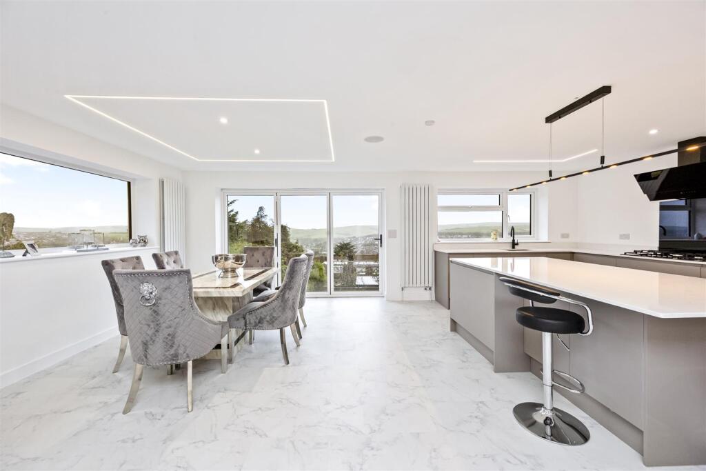 Open Plan Living Room/Kitchen