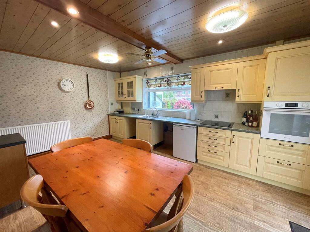 KITCHEN 2.jpg