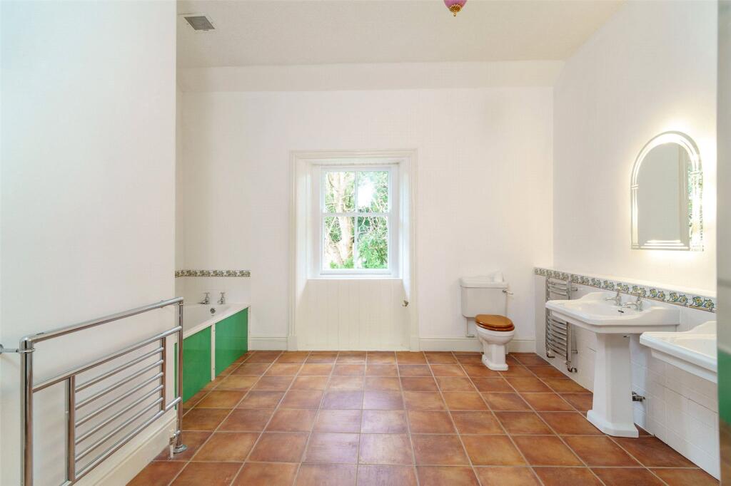 Family Bathroom 1