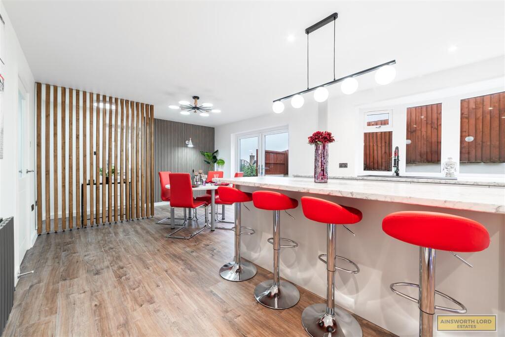 OPEN PLAN KITCHEN / DINING AREA