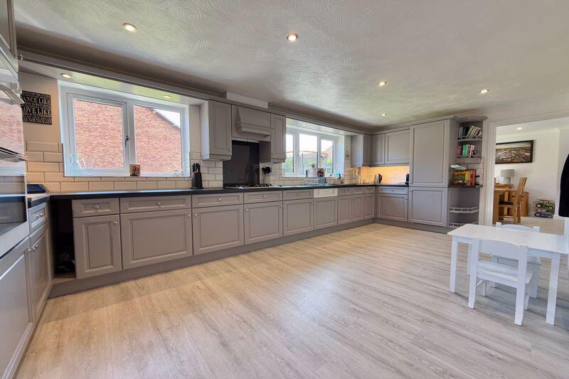 19' Kitchen/Breakfast Room