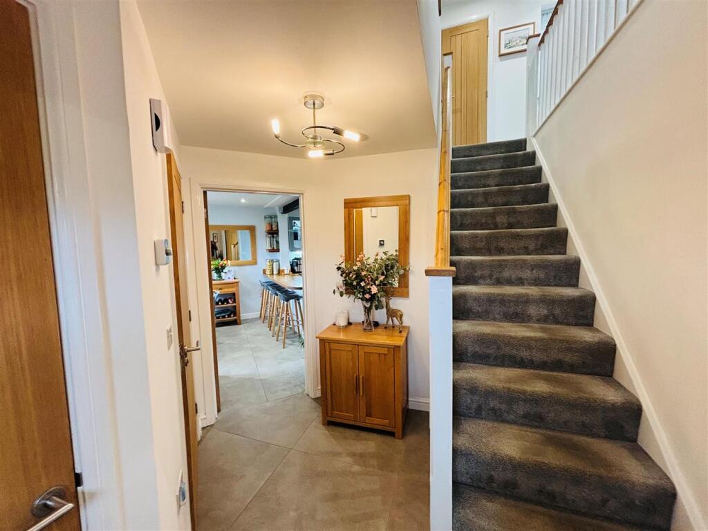 43hawhall1.jpg