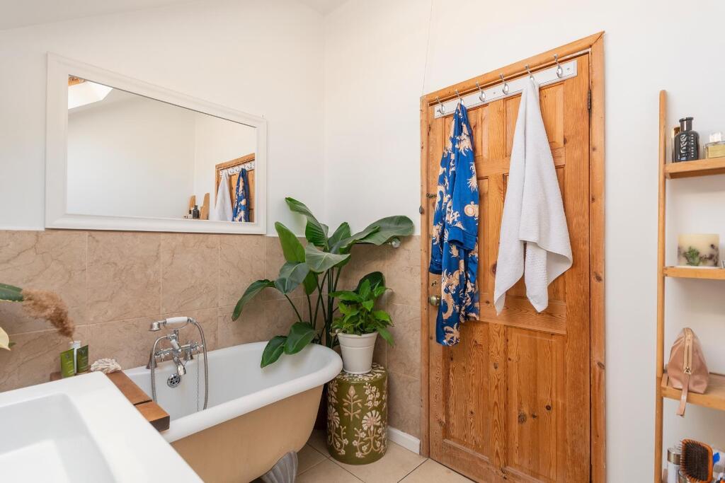 1S5L1CM - Bathroom A.jpg