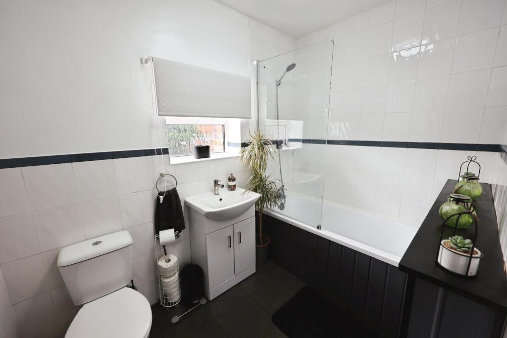 pbox-bathroom-312561.JPG