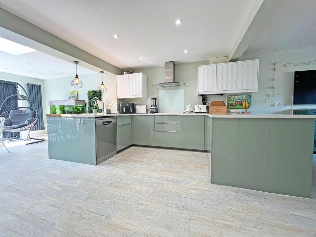 Kitchen2.jpg