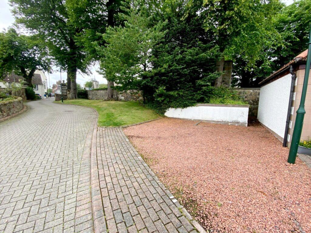 PRIVATE PARKING SPAC