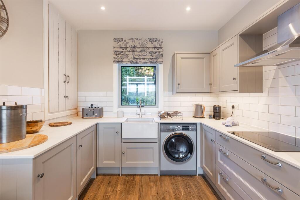 A18 - 44 Above Town Dartmouth - 250130.jpg