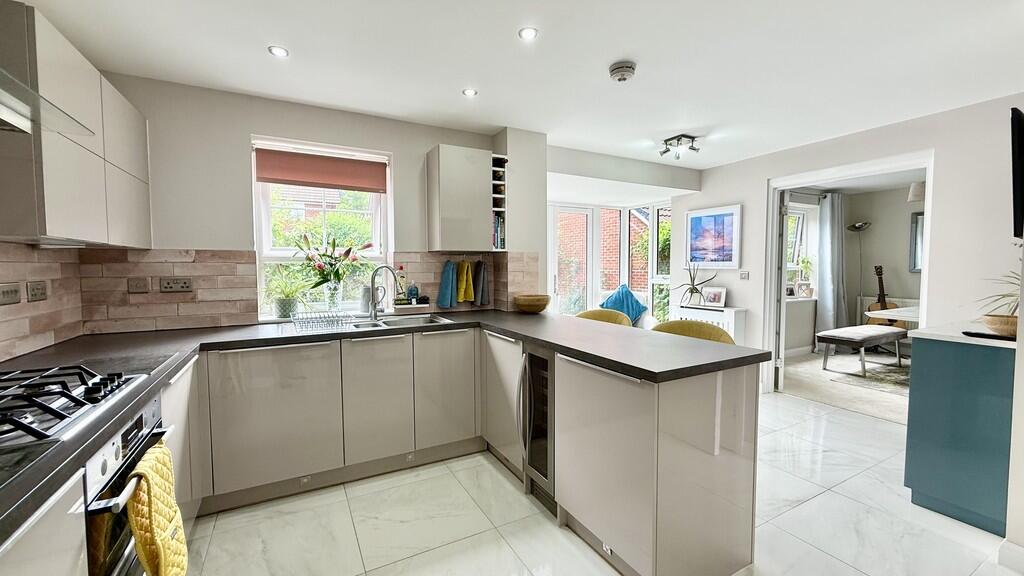 Kitchen/family ro...