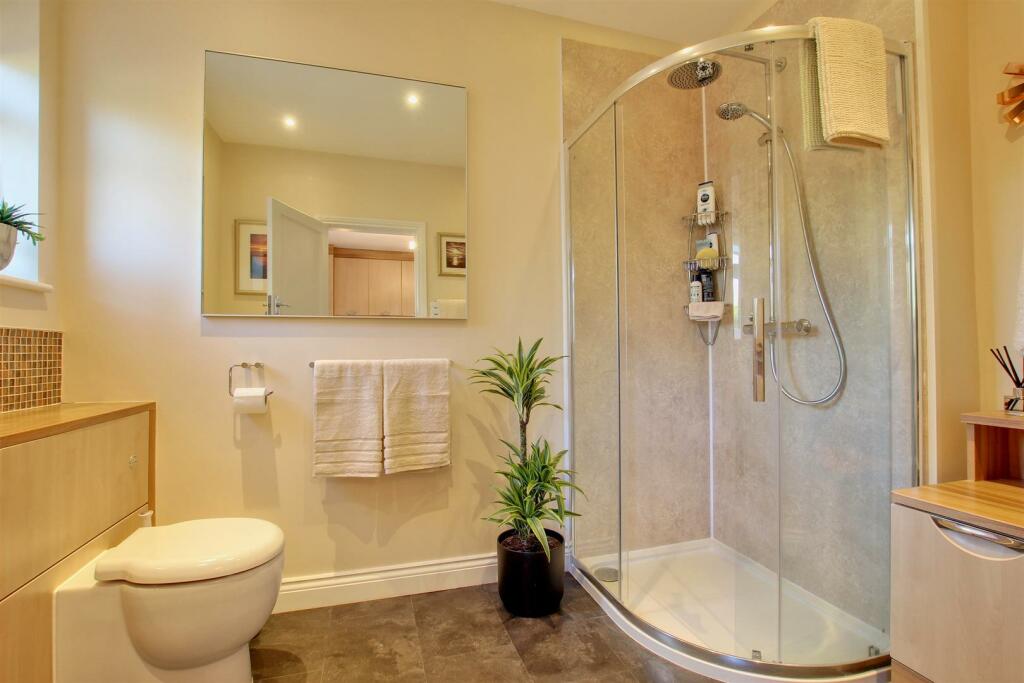EN-SUITE SHOWER ROOM