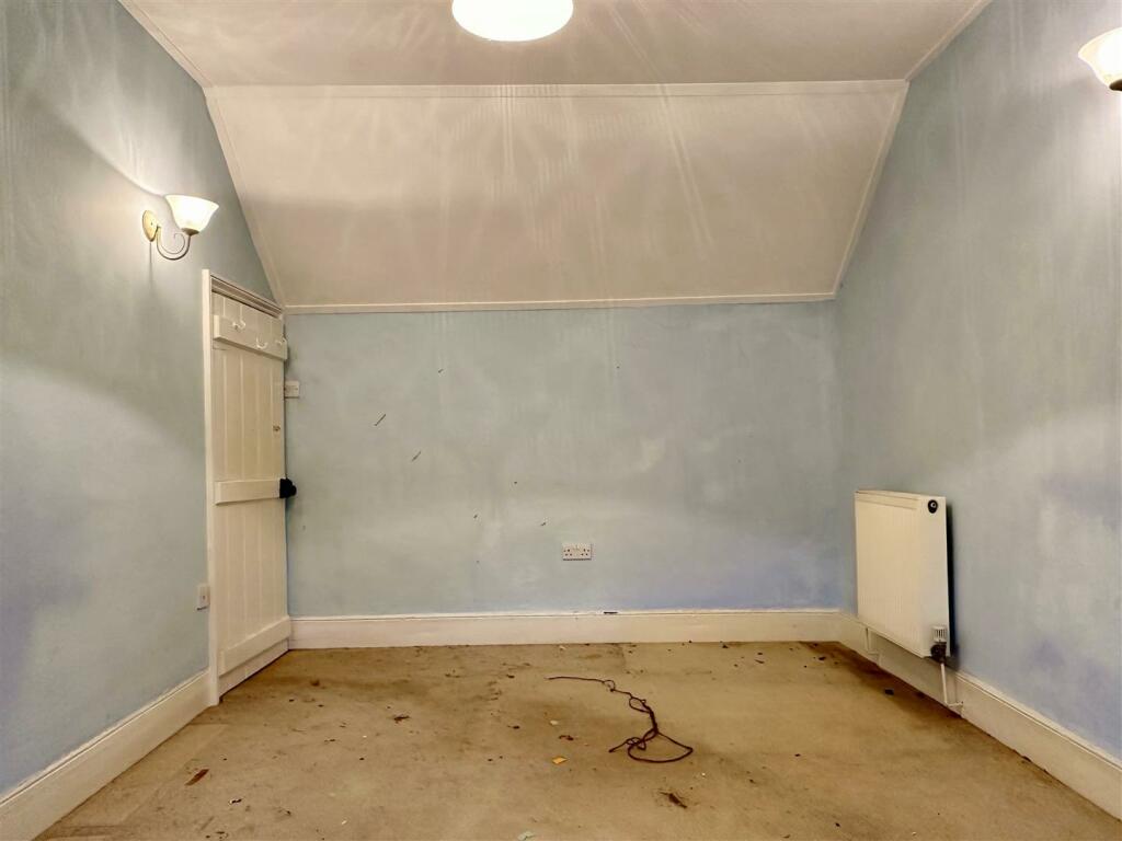 Bedroom 1.jpg