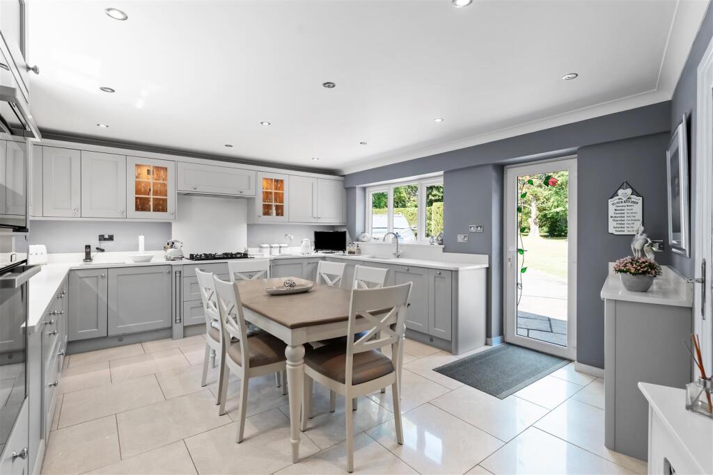 6 - kitchen.jpg